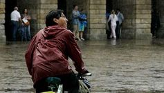 Las lluvias de ayer han sido especialmente intensas en toda Galicia; en la foto un momento de precipitaci�n intensa en el Obradoiro. 