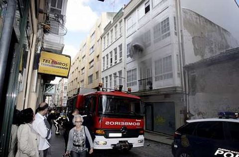 Los bomberos de Ferrol en una reciente intervenci�n en la calle del Sol.