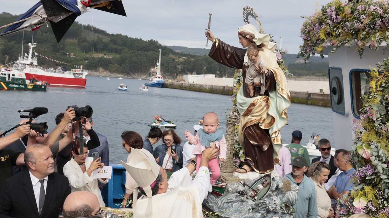 Celeiro sacó en procesión por el mar a la Virgen del Carmen