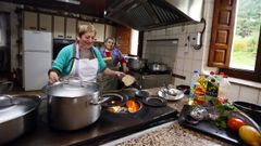 Granada Pico en la cocina con su hermana Amelia, detr�s