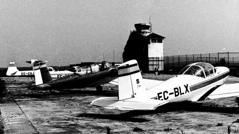 Rozas, en 1983, con la torre de control del aerdromo de fondo