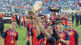 Cucurella levanta la Copa del Mundo en el MetLife Stadium despu�s de vencer a Argentina.
