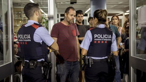 El 29 de septiembre los Mossos entraron en la Escola Aur� para levantar acta de las actividades que estaban realizando los colegios y para advertir que ten�an que estar cerradps antes de las seis de la ma�ana del domingo 1 de octubre.  