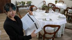 Elena Argento, encargada del restaurante Alján, muestra el libro de reservas.