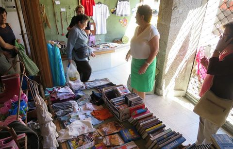 Un mercadillo solidario organizado por la asociaci�n Mellorando. 