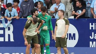 Coke Carrillo, con miembros del cuerpo t�cnico del Celta Fortuna, tras el empate ante la Ponferradina.