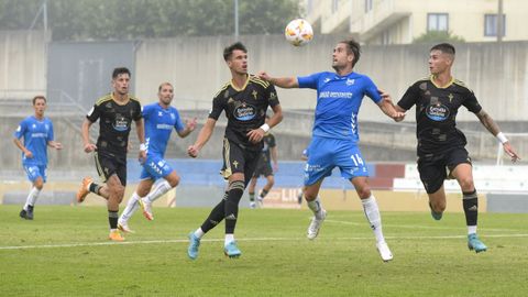 Santi Prado disputa un baln areo en una pretemporada con el filial cltico