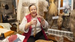 Carmen en su taller de Vimianzo.
