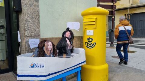 Comadres a bordo de una barca en la plaza de la Estaci�n de Monforte