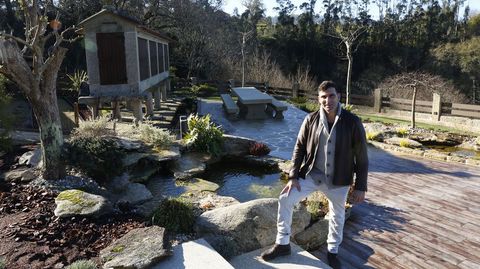 El paisajista Jos Souto ensea la reforma realizada en el entorno del hrreo