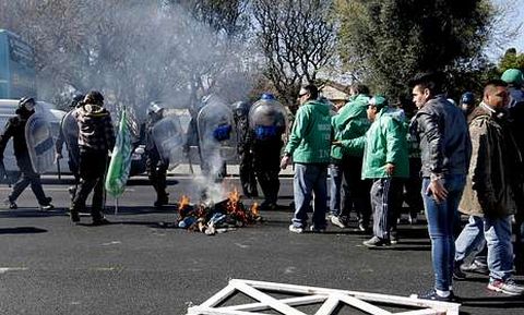 La polica evita que los huelguistas cortaran ayer una carretera en Buenos Aires. 