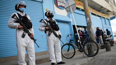 Oficiales de la polic�a militar que usan patrullas de protecci�n en uno de los barrios donde se decret� la cuarentena estricta, en Bogot�, Colombia