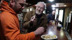 Ram�n Santana saborea unas tripas junto a un amigo en el mes�n Meir�s