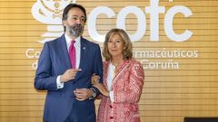 Sara Catrain, nueva presidenta del Colegio de Farmac�uticos de A Coru�a, con su antecesor, H�ctor Castro Bernardino.