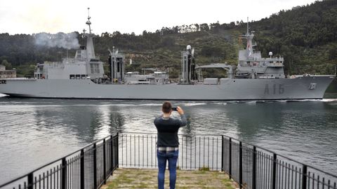 En la imagen, de archivo, el Cantabria saliendo de la ría de Ferrol.