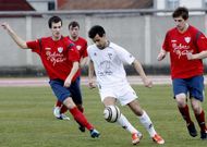 Diego Torres, con el bal�n, trata de internarse en el campo del equipo contrario.
