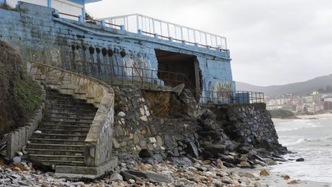 El mar abrió un boquete bajo la terraza de un restaurante de Barreiros en la playa de Altar, destrozó accesos y desmontó grandes piedras de la escollera