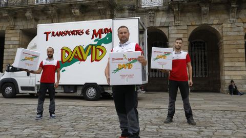 David García (en el centro), flanqueado por Juan y Miguel, de Mudanzas David, en el Obradoiro. Su empresa de encargó de las mudanzas de grandes instituciones como Raxoi o la Xunta. Entre sus trabajos más largos, de hecho, está el que hizo para Emigración, Turismo y Xacobeo, en el que invirtió «un ano e pico», destaca.