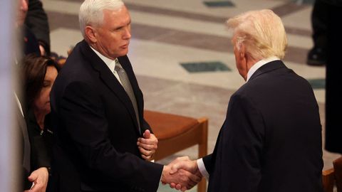 Mike Pence y Donald Trump se saludaron durante el funeral de Jimmy Carter.