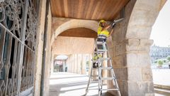 Labores de instalaci�n y limpieza de proyectores de luz en los Soportais de A Ferrer�a, en Pontevedra