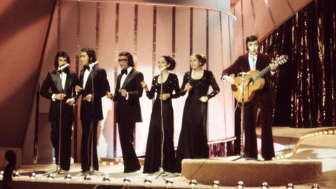 Peret, junto a sus  cantaores  y  bailaoras  en el escenario de Brighton interpretando  Canta y s feliz 