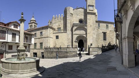 Catedral de Ourense. Praza do Trigo con la fachada sur de la catedral al fondo.