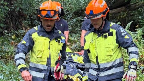 Efectivos de Bomberos del SEPA portean a la afectada