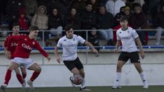 Mario conduce el bal�n durante el Dumbr�a-Sof�n en O Conco