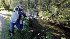 Un pescador en el r�o Armenteira, afluente del Umia
