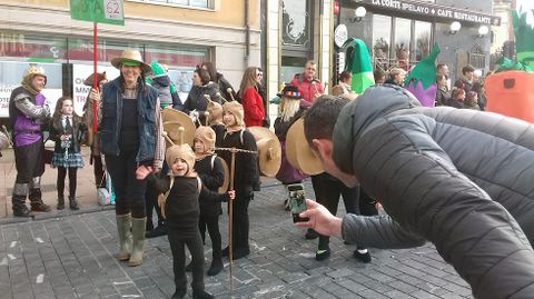 Multitudinario desfile de carnaval en el centro de Oviedo.Multitudinario desfile de carnaval en el centro de Oviedo 