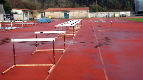 ABANDONO, DESPERFECTOS EN LA PISTA DE ATLETISMO DEL CAMPO MUNICIPAL DE A ALTA. POR LO QUE PERDIO LA HOMOLOGACION