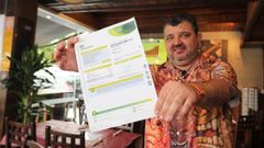 Domingo Gonz�lez, mostrando la factura de 3.526,36 euros que abon� este mes por la electricidad del Punto Galego