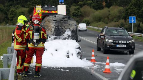 Incendio de un vehculo en el vial del Puerto de Vilagarca el pasado da 8