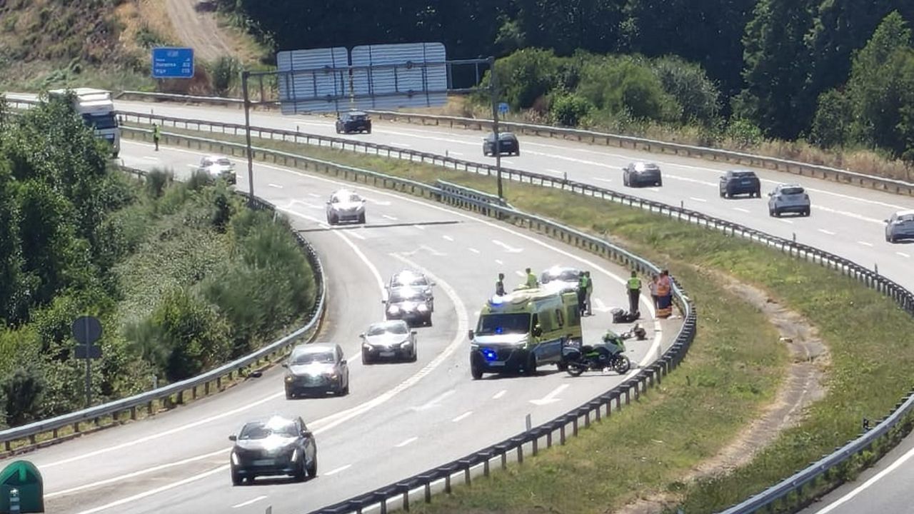 Muere un motorista al chocar con un coche en la A-52 en Riós