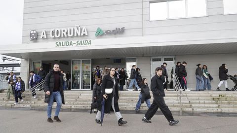 Llegada de los pasajeros procedentes de Vigo-Urzaiz a la estaci�n provisional de Renfe en A Coru�a.