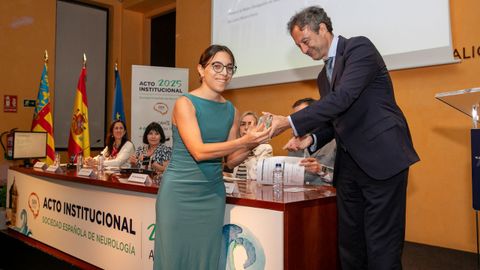 Laura Miyara recibiendo el galardón de manos del neurólogo Jesús Porta.