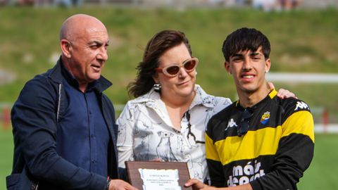 El joven Ra�l Lema recibiendo el premio de Javier Sar y Sandra Vilela