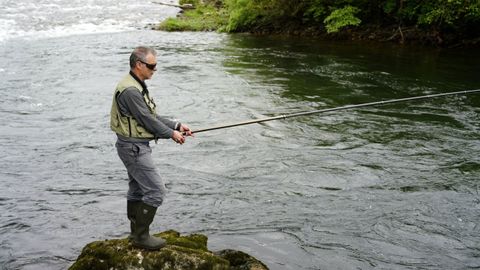 Un pescador de salm�n en el inicio de la campa�a este a�o en los r�os asturianos