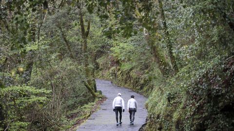 Dos senderistas en el parque natural, en una imagen de archivo