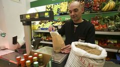 Sergio Pico, en su tienda + Ke Fruta de Ferrol Vello, apuesta por las bolsas de papel y la venta a granel para reducir el consumo de pl�sticos