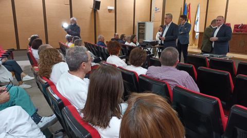 Reunión del conselleiro con jefes de servicio del hospital mariñano