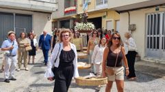 Procesi�n de san Antonio en Fontei en el 2025, con la imagen acompa�ada por las roscas casamenteras.
