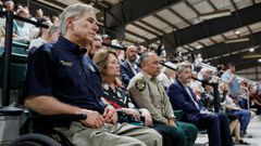 El gobernador Greg Abbott, junto al sheriff del condado de Uvalde, Rub�n Nolasco,  y el senador Ted Cruz asisten a una vigilia por la v�ctimas de la matanza.