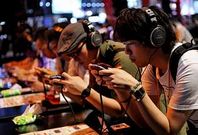 Varios j�venes prueban los nuevos videojuegos de la marca Konami durante la novena edici�n de la mayor feria de videojuegos del mundo, el Tokio Game Show. En el evento abierto ayer en Chiba participar