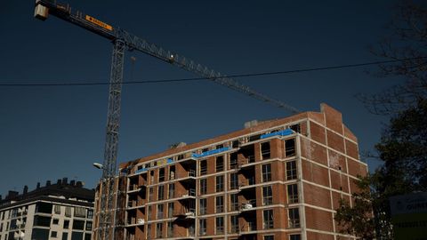 Imagen de un bloque de edificios en construcci�n en Ourense.