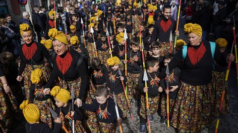 El multitudinario desfile escolar de entroido de Xinzo llen las calles del municipio