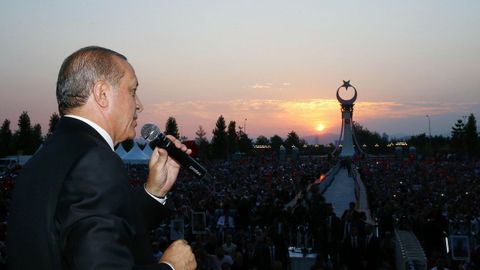 Miles de personas celebran en Turqu�a el primer aniversario del golpe de Estado fallido
