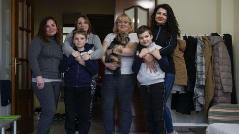 Las dos familias de refugiados que fueron acogidas durante la primera semana en el hotel Castillo de Maceda han decidido seguir viviendo juntas