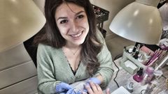 Mara, haciendo una de sus manicuras en Meiga Nails