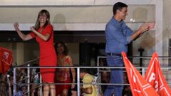 Imagen de la noche electoral del 23 de julio del 2023, en la que Pedro S�nchez celebraba los resultados con su mujer, Bego�a G�mez, ante la sede socialista de Ferraz.